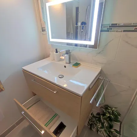 Vue Sur & Le Port De