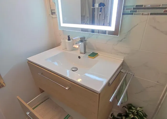 Vue Sur & Le Port De