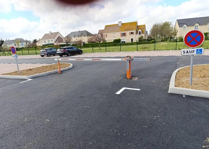 Vue Sur & Le Port De